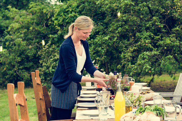 How To Set A Table For A Dinner Party With Style And Sophistication